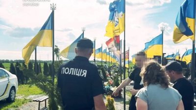 Засуджено жінку за наругу над могилою Героя України Олексія Меся