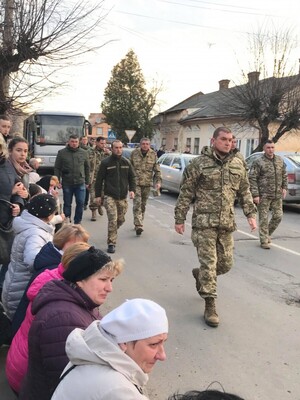 Зустрічали на колінах: у Калуші хоронитимуть 19-річного розвідника, що загинув в ООС (фото)