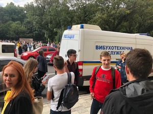 Поліцейські встановлюють зловмисника, що "замінував" три вищі навчальні заклади (фото)