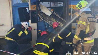 У Києві «Газель» в'їхала в автобус: загинула пасажирка автобуса (ФОТО)