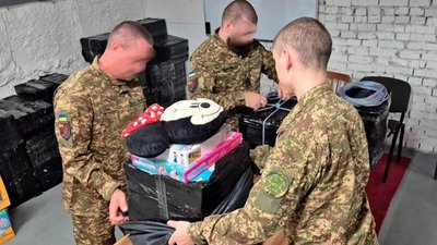 Нацгвардійці за допомогою дронів доставили понад 600 кг допомоги дітям в окупованих Олешках