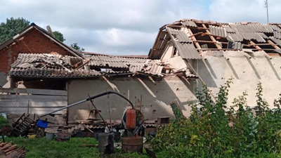 Уламки зрешетили навколишні будівлі: у Мережі показали наслідки удару по будинку на Коломийщині (ВІДЕО)