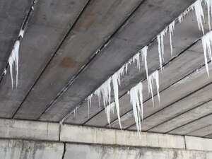 З львівського моста звисають небезпечні бурульки (фото,відео)