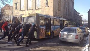 У Львові відірвалось колесо маршрутки: рух транспорту заблоковано (ФОТО)