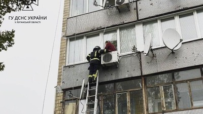 Незвичайний порятунок: рятувальники зняли бабусю, яка сиділа на кондиціонері багатоповерхівки (ФОТО)