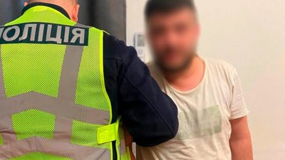 У Києві затримали іноземця за напад із ножем на перехожого