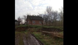 Поблизу будинку на Львівщині утворилося 30-метрове провалля (фото)