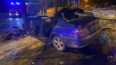 У Львові рятувальники деблокували водія BMW після зіткнення з Toyota (ФОТО)