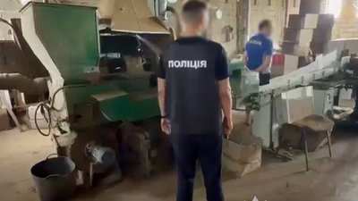 На Львівщині виявили підпільну тютюнову фабрику, яка працювала у закритому режимі