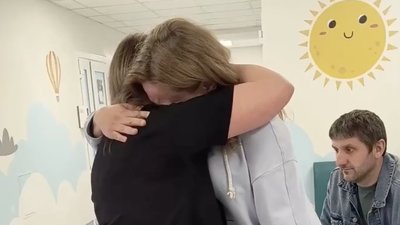 У Львові батьки 10-річної дівчинки-донорки зустрілися з 12-річним хлопчиком, якому пересадили її серце