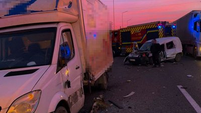 На Львівщині сталась ДТП в якій 35-річного водія затиснуло деформованими конструкціями легковика