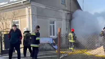 На Львівщині горів будинок, у якому проживає матір з п'ятьма дітьми (ВІДЕО)