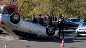 У Дніпрі прокурор влаштував «п’яну» ДТП на чужому "Lexus’і" зняв номери з автівки (ФОТО)