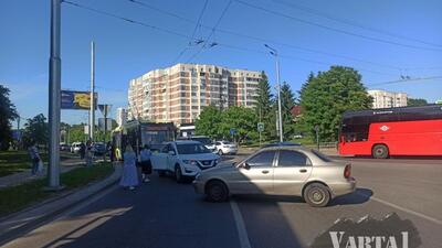 У Львові автівка без водія скоїла ДТП 