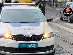 У Львові поліцейський автомобіль збив пішохода (фото)