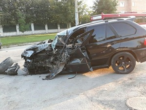 У Франківську позашляховик на зустрічці влетів у припаркований тролейбус (фото)