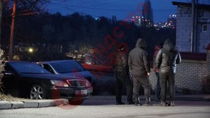  Біля будинку Віктора Медведчука у Києві багато правоохоронців (ФОТО)