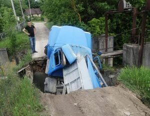 На Тернопільщині провалився міст під вантажівкою (фото)