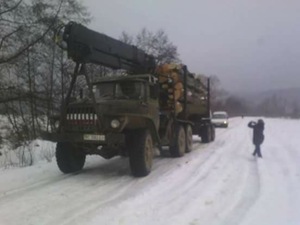 В Жовківському районі люди не пропускали лісовози (ФОТО)