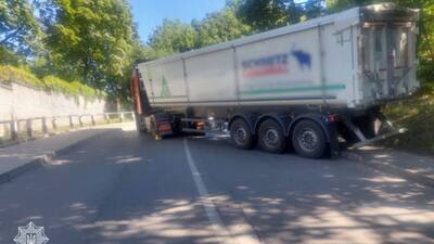 Увага! У Львові через поломку вантажівки заблокований рух вулицею