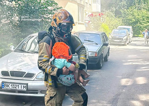 В Рівному під час пожежі у будинку врятували шістьох людей (ФОТО/ВІДЕО)