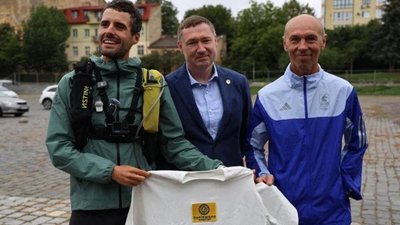 Швейцарський ультрамарафонець завершив у Львові 4200-кілометровий забіг на підтримку України