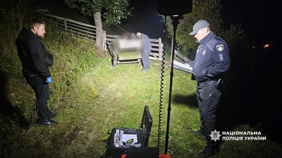 На Прикарпатті у возі знайшли тіло чоловіка, зарубаного сокирою