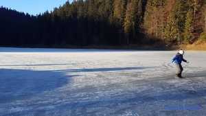 На Закарпатті замерзло найбільше високогірне озеро країни (ФОТО)