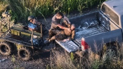 Зеленський присвоїв звання Герой України командиру роти, який евакуював двох поранених бійців (ВІДЕО)
