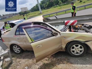 Поблизу Борисполя сталася ДТП: автівку проштрикнуло відбійником наскрізь (фото)