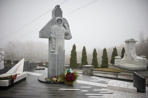 На Байковому кладовищі встановили мега-пам’ятник Каденюку задавивши сусідні поховання