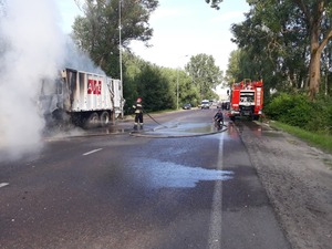 У Львові, під час руху, загорілася вантажівка зі сміттям (фото)