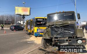 На Волині сталася ДТП маршрутки та вантажівки: постраждали пасажири (фото)