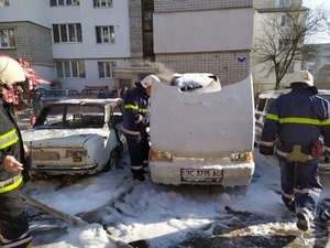 На Львівщині згоріли два автомобілі (фото, відео)