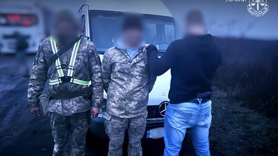 На Буковині прикордонник заховав чоловіка в ніші для запасного колеса, щоб провести через блокпост
