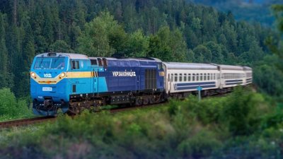 Укрзалізниця призначила на вересень додаткові потяги до Чопа та Ясіні