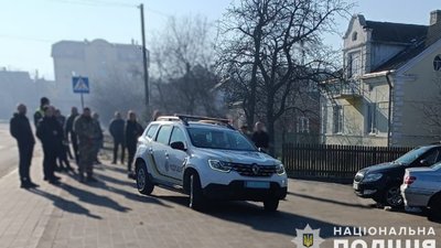 У Жовкві водій Peugeot вилетів на паркувальний майданчик і скоїв наїзд на людей, є загиблі (ФОТО)