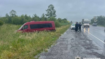Поблизу Львова мікроавтобус збив пішохода: чоловіка госпіталізували