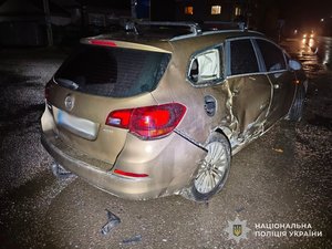 Фото: Поліція Львівської області. Автомобіль Opel Astra з пошкодженнями після ДТП.