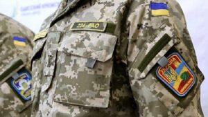 В Україні можуть ввести штрафи за носіння військової форми, а за осквернення пам’ятників — саджати за ґрати