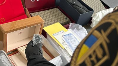 На Львівщині митники зупинили бус із контрабандою брендових речей на пів мільйона гривень