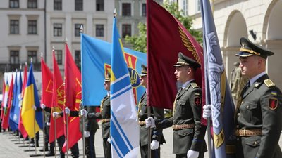 У Львові до Дня міста замайоріли прапори військових та оборонних сил України