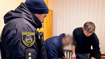 На Київщині чоловік забив товариша пляшкою, сковорідкою та дитячим барабаном