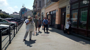 У Львові відбулася акція протесту під банком (фото, відео)