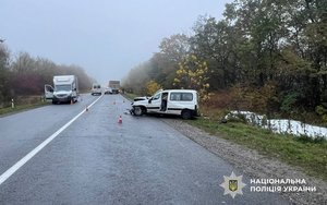 Унаслідок зіткнення двох автомобілів на Тернопільщині постраждали 11 людей. Фото: Поліція Тернопільської області (Facebook).