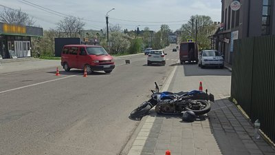 На Львівщині мотоцикліст зазнав травм після зіткнення з мікроавтобусом (ФОТО)