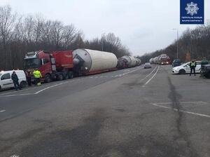 Водіїв Львівщини та Закарпаття попереджають про рух великогабаритного кортежу (фото)