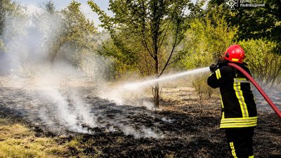 На Львівщині під час пожежі сухої трави постраждала 90-річна жінка
