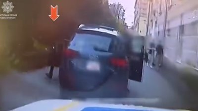 У Львові поліцейські затримали п’яного водія Audi Q5, який намагався втекти через парк