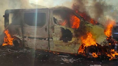 Через палаючий автомобіль на Львівщині ледь не згоріли два інших